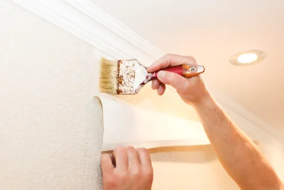 Pose de papier peint à Meyronne — revêtements muraux et toiles de verre